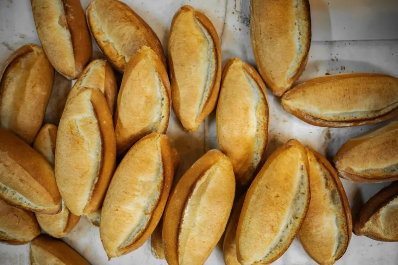 Verse broodjes van bovenaf, in de bakkerij gebakken