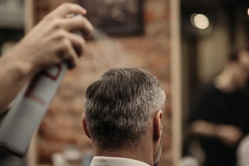 Afgewerkt grijs haar van achteren, net gestyled