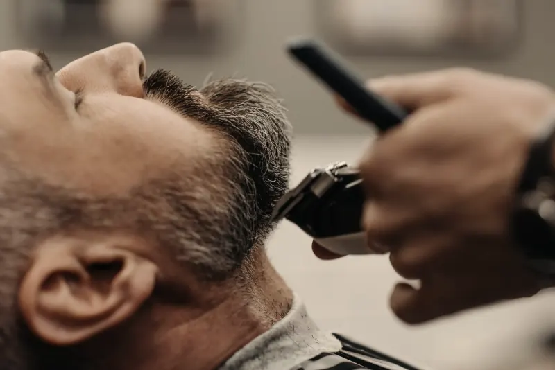 Een volle grijze baard, net in model gebracht