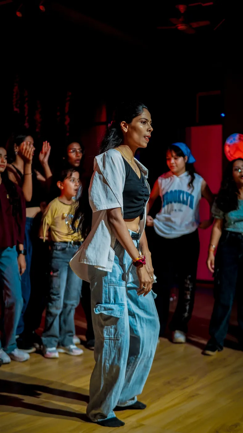Een hiphopgroep danst in een donkere zaal met gekleurd licht