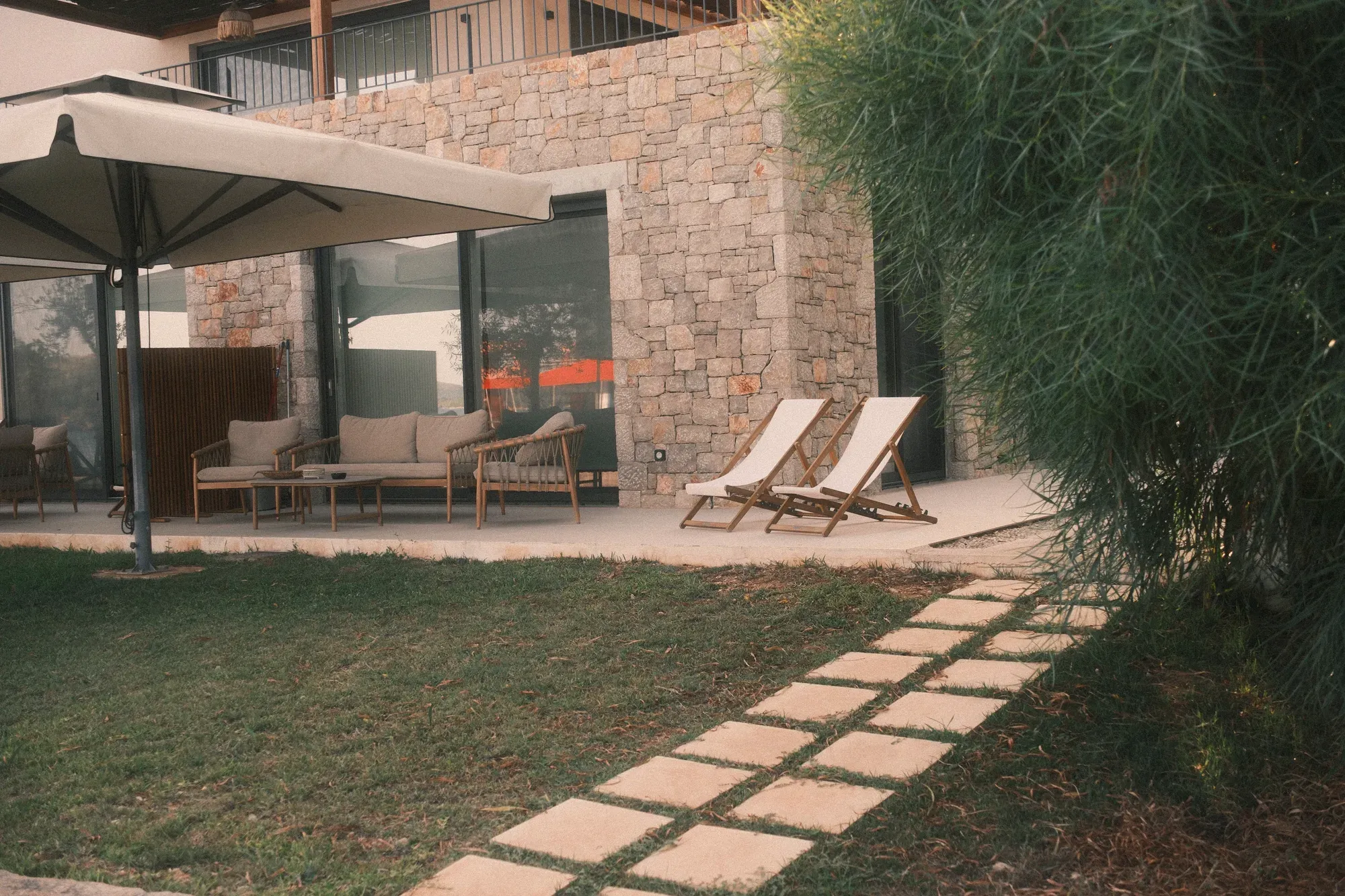 Een terras van natuursteen met ligstoelen