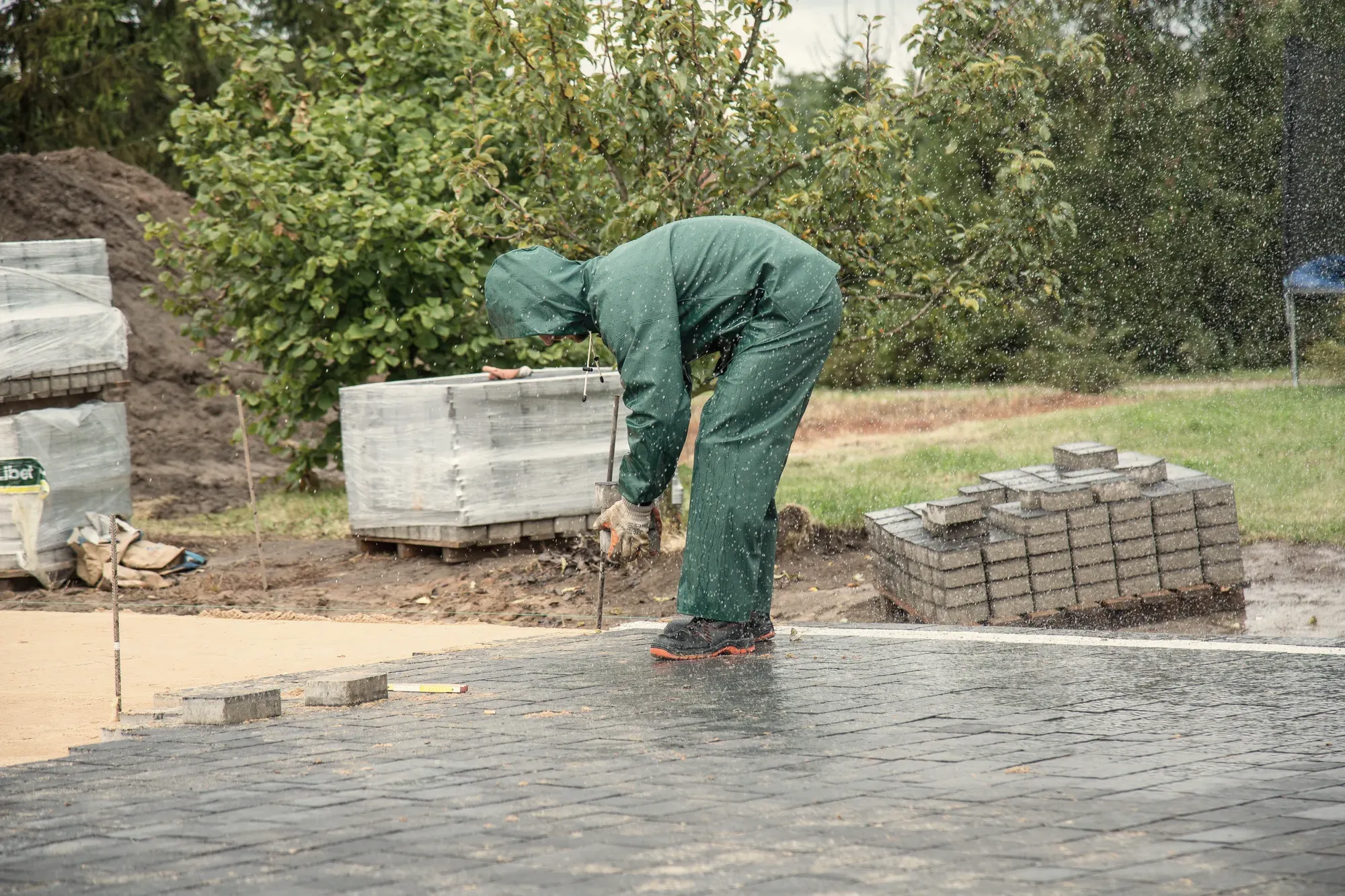 Een stratenmaker legt klinkers