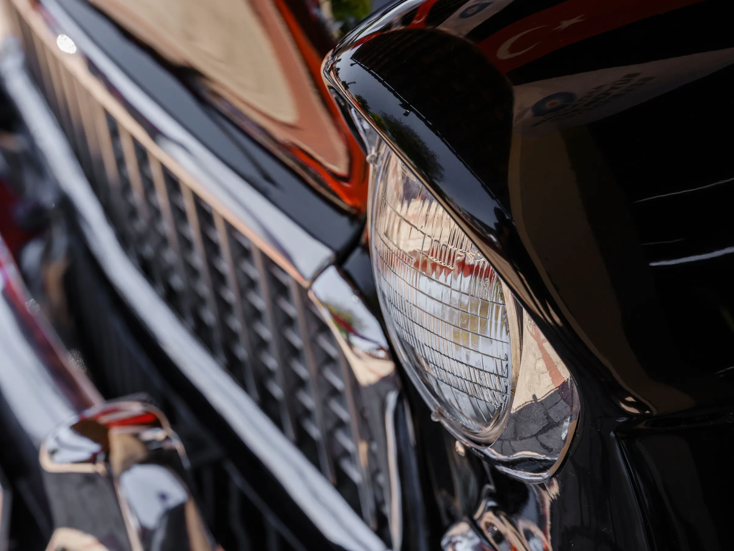 Glanzend chroom van een koplamp en grille