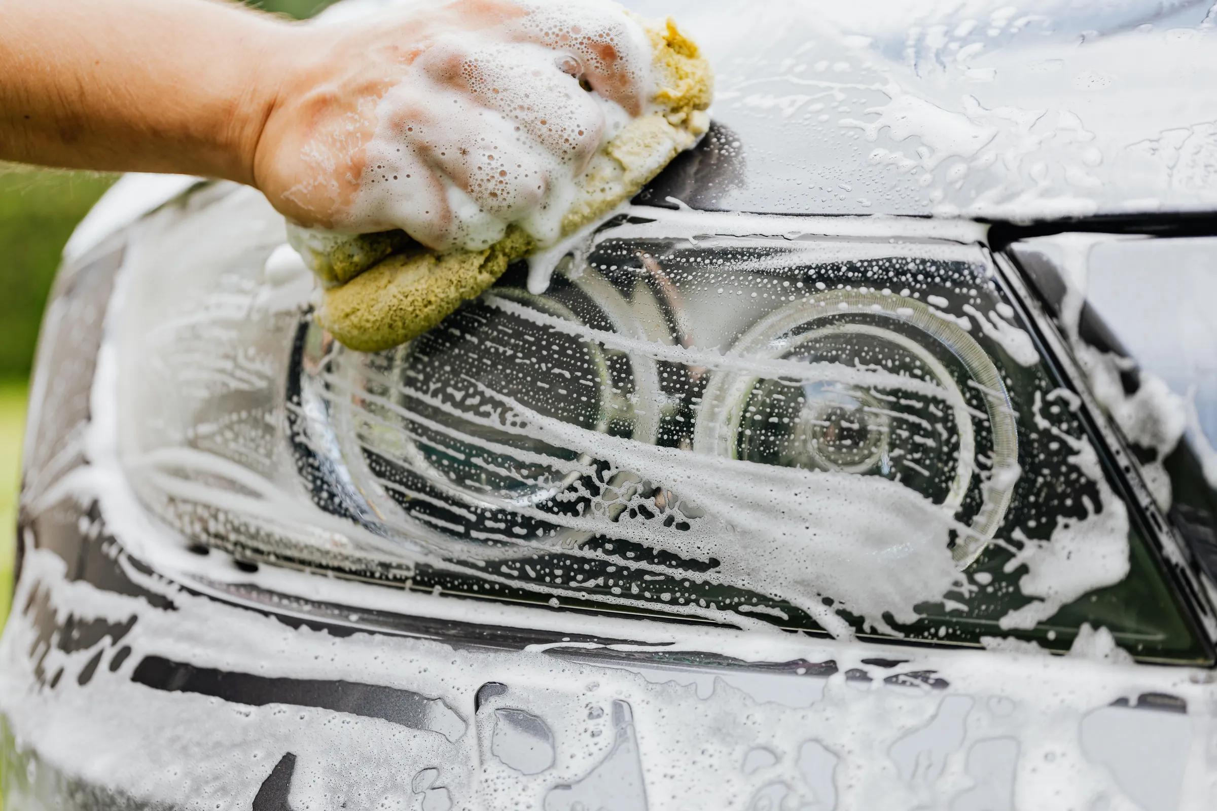 Een koplamp wordt met de hand gewassen