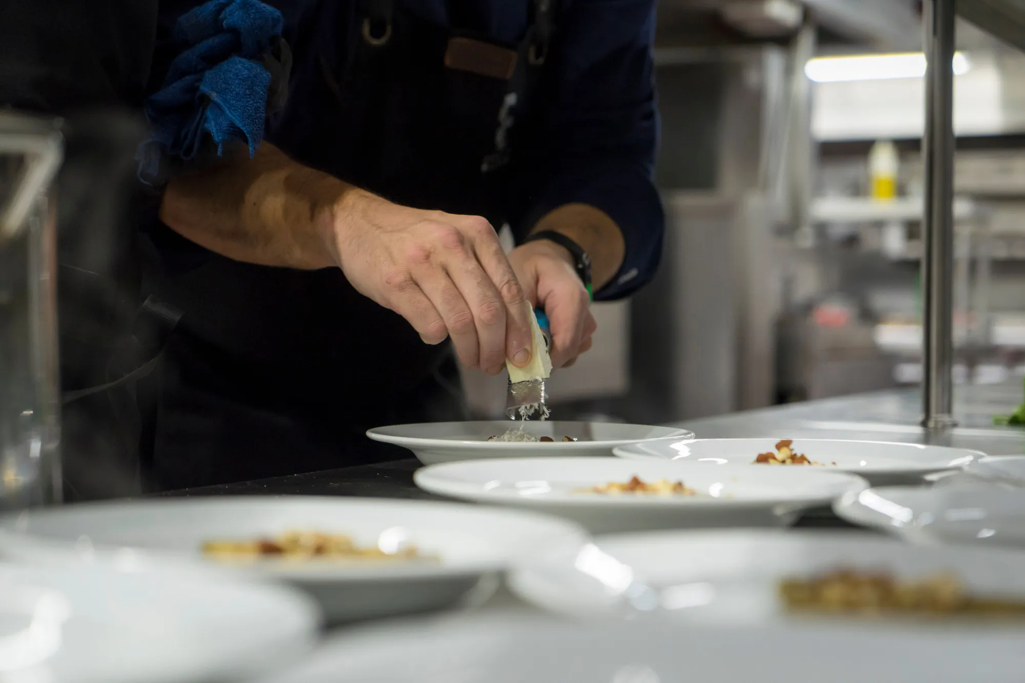 Een kok maakt de borden op in de keuken