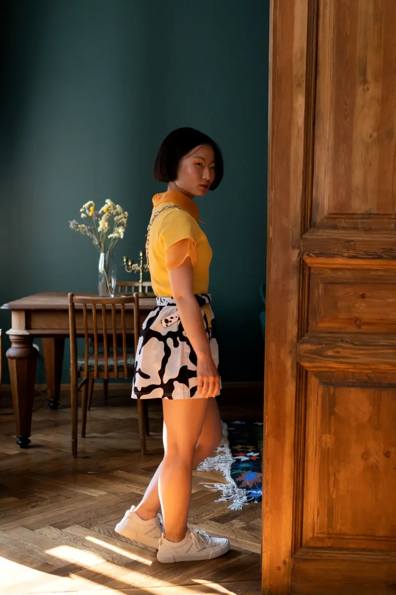De groene kamer met houten deuren en een tafel bij het raam