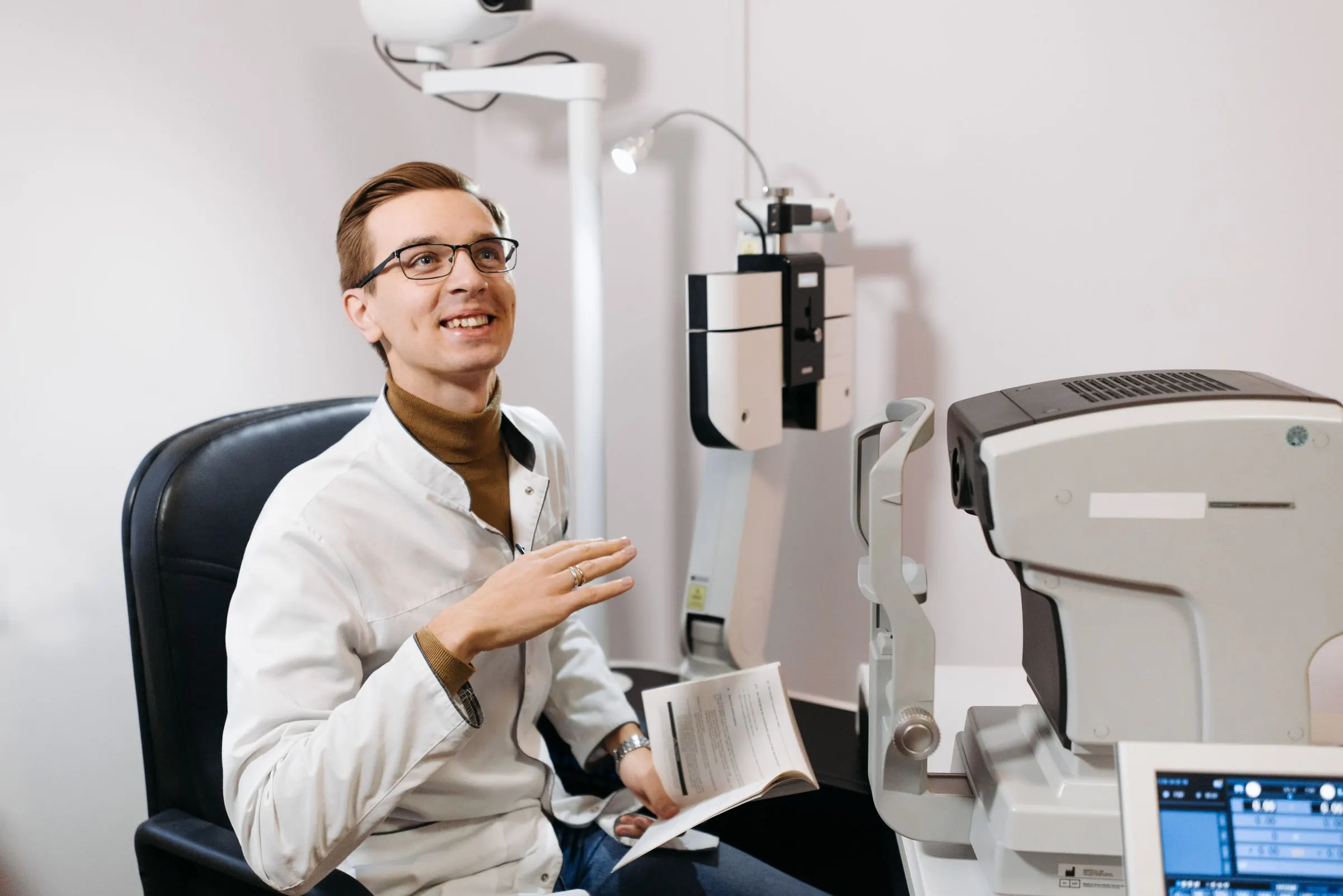 Een optometrist bij de apparatuur voor een oogmeting