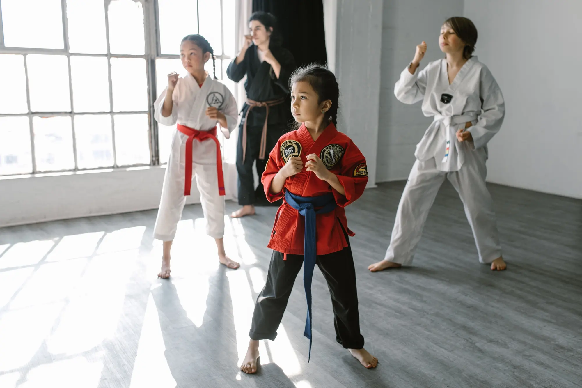 Kinderen in vechtsportpakken tijdens een les