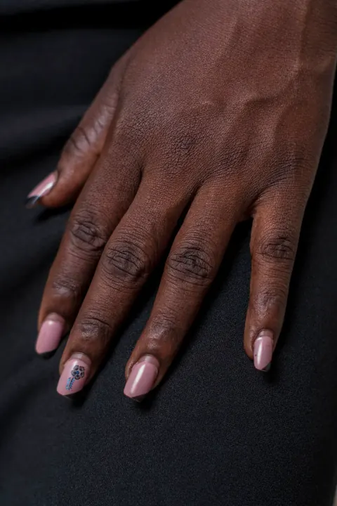 Oudroze amandelnagels op zwart