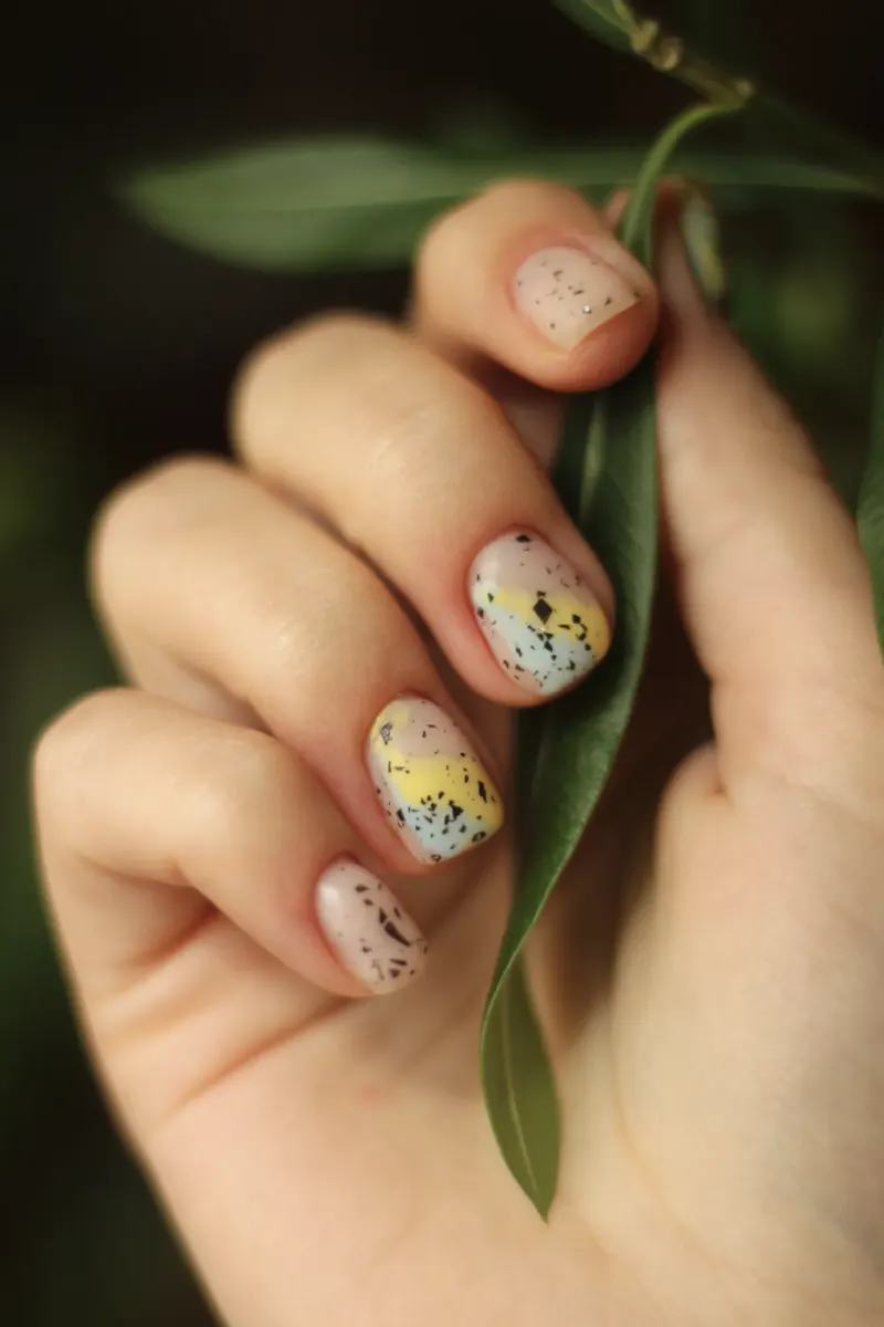 Nude nagels met gele spikkels