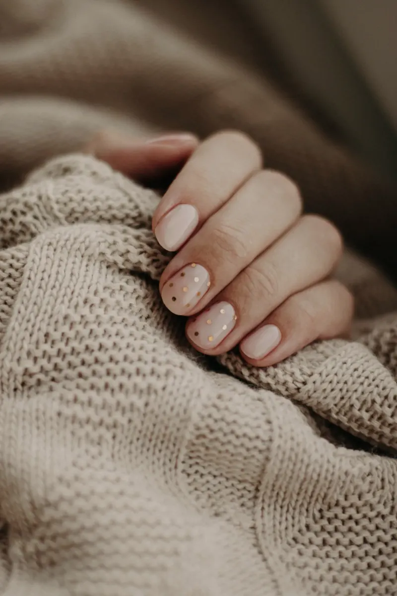 Nude nagels met stipjes op gebreide stof