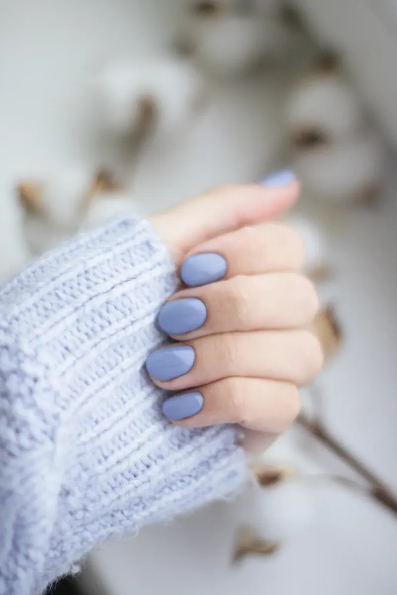 Lavendelblauwe nagels op witte wol