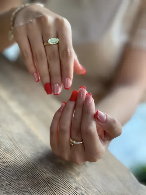 Rode nagels met ringen