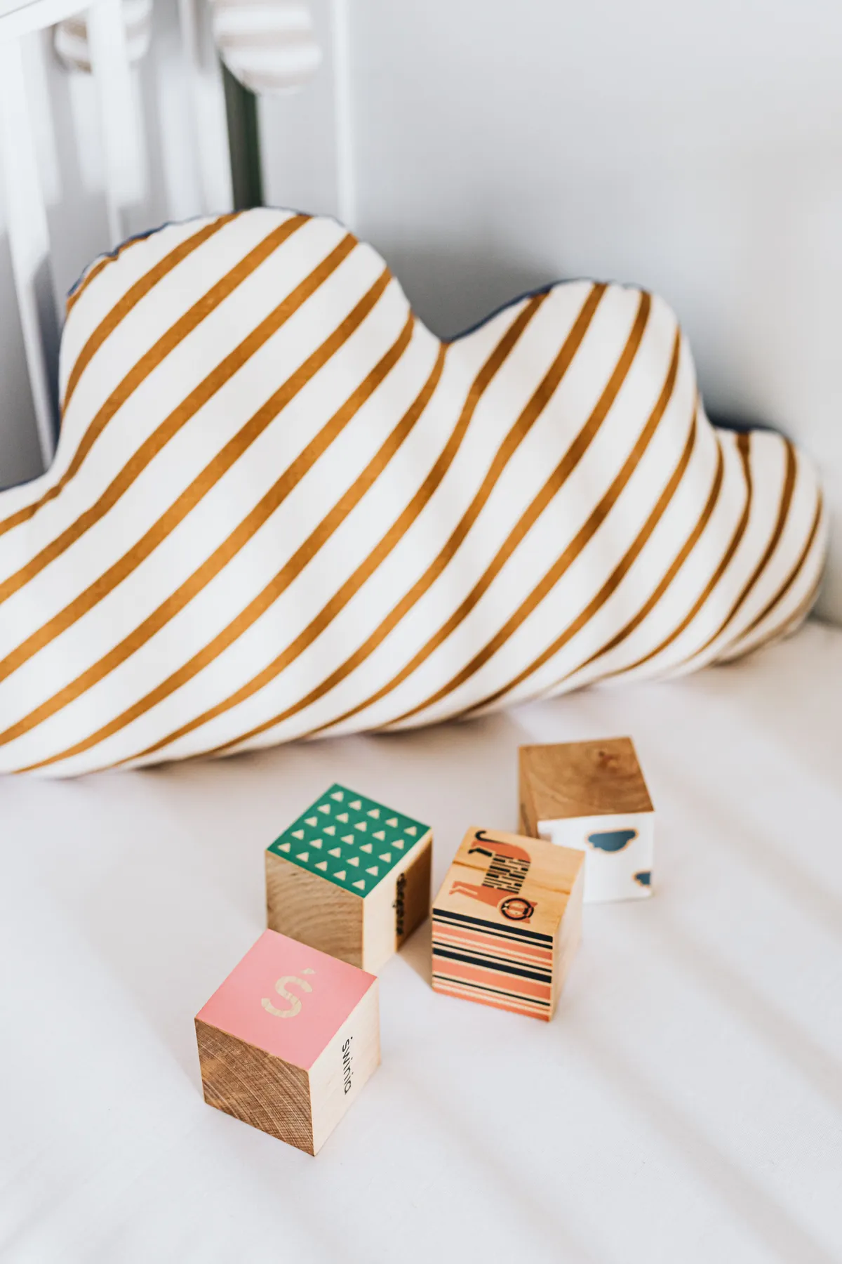 Houten speelblokjes op een witte tafel