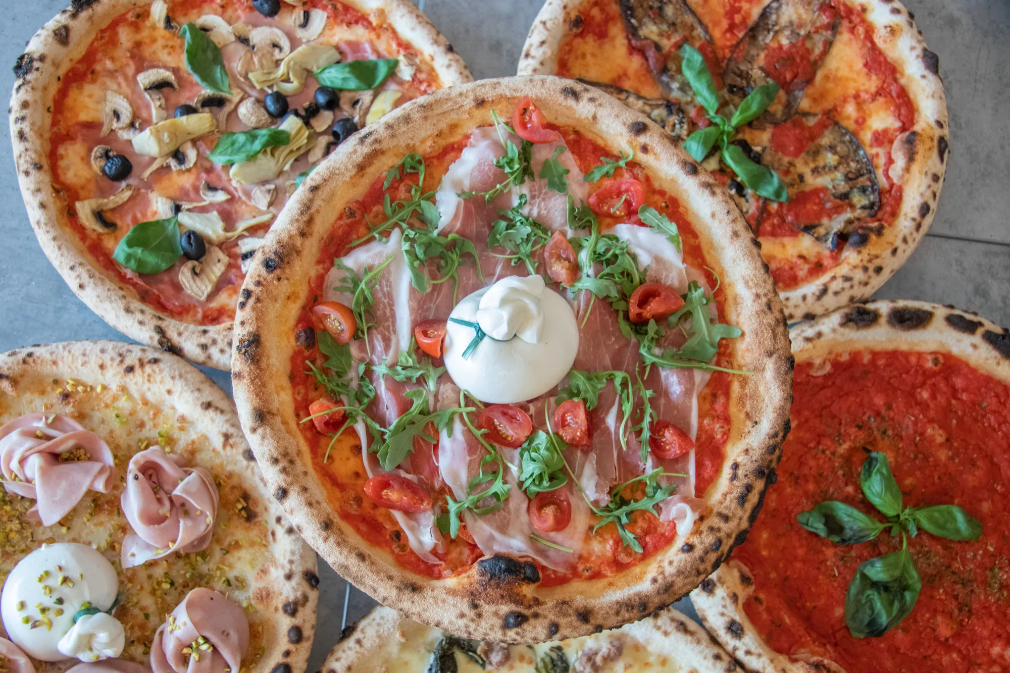 Pizza met burrata en rauwe ham van bovenaf