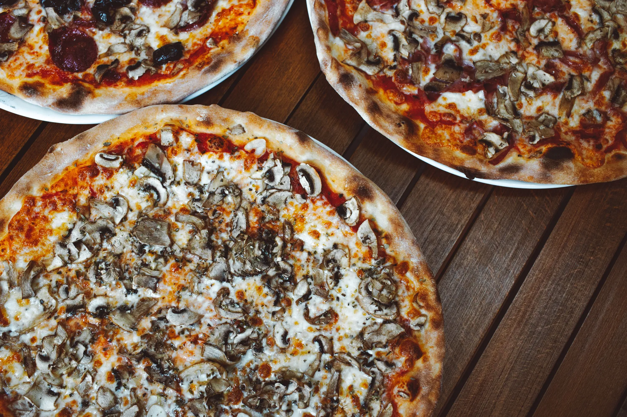 Pizza's met champignons van dichtbij